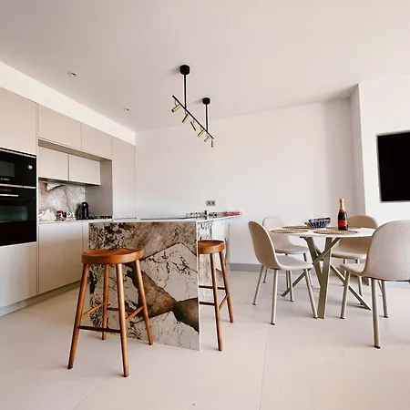 Luxury Beachfront Apartamento *